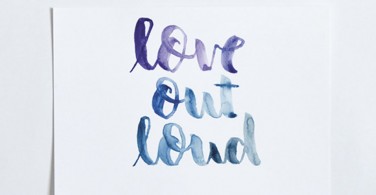 Cara menulis hand lettering "Love out loud"