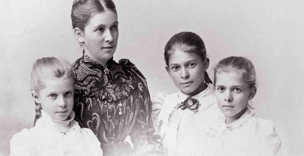 Bertha von Faber dengan ketiga putrinya
