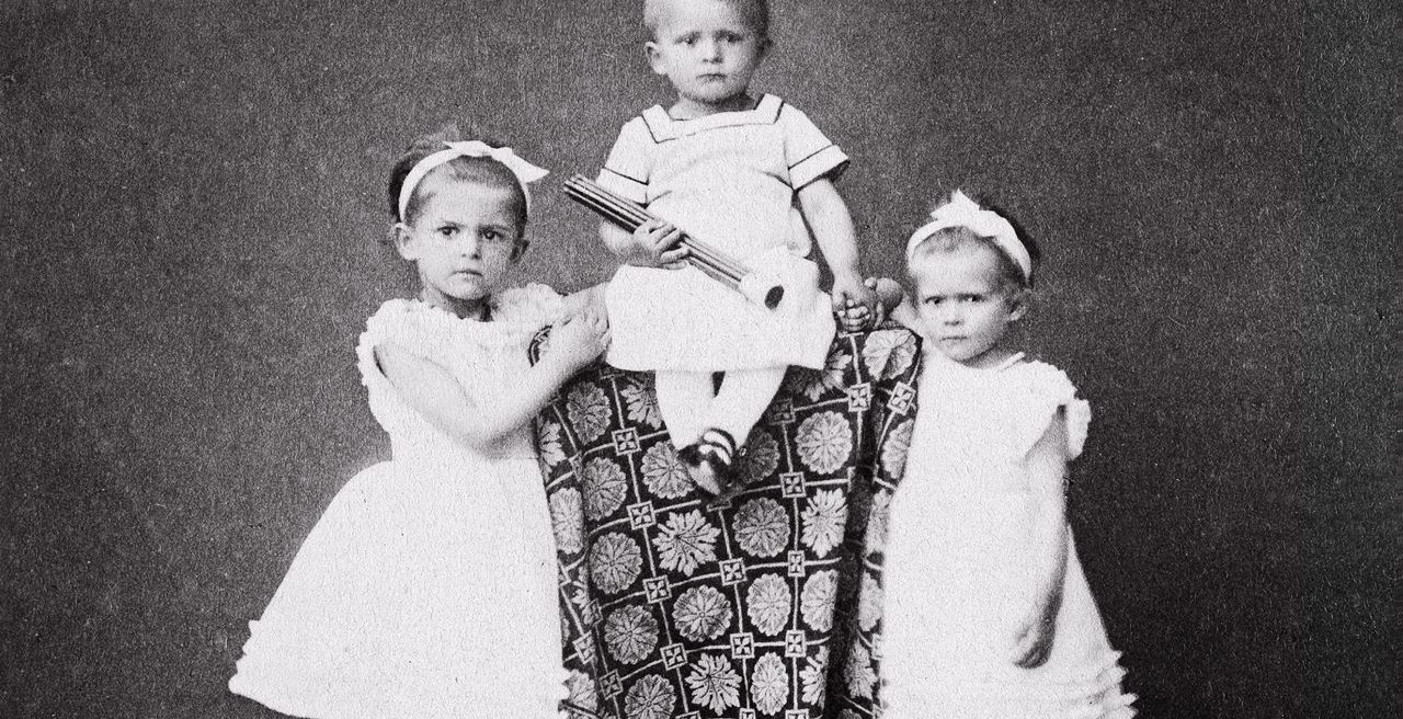 Putri Ottilie bersama kakak laki-lakinya, Lothar dan saudara perempuan Sophie